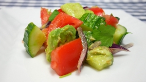 Okurkovo - rajčatový salát s avokádem plný vitaminů!